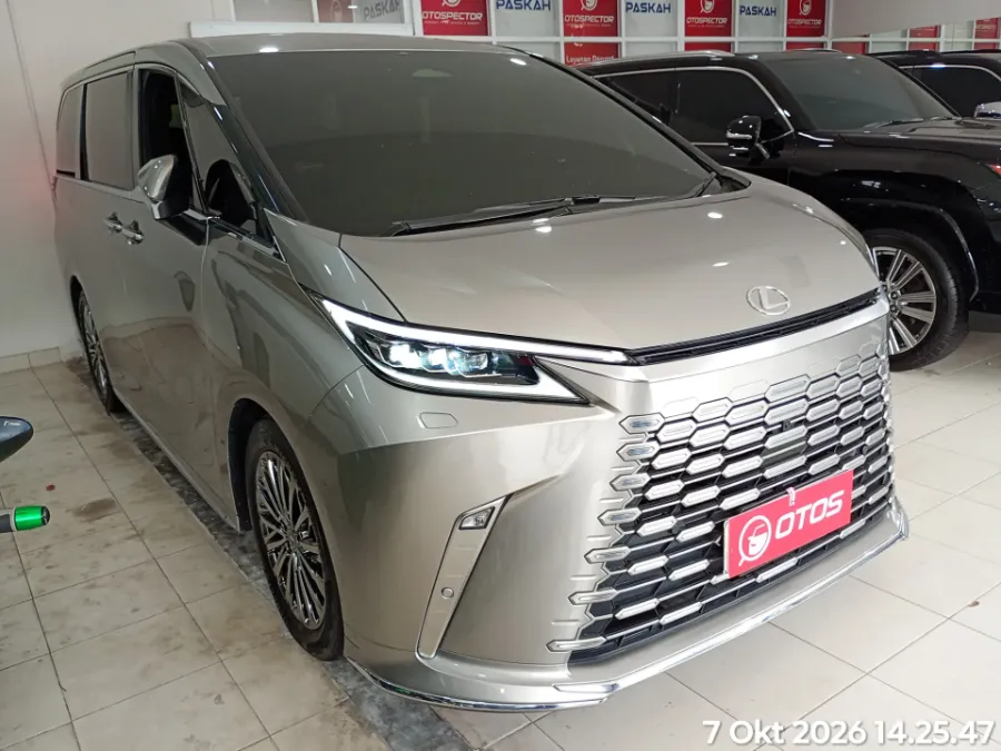 Foto Mobil Bekas Kanan Depan Lexus LM 350 H 2.5 tahun 2025