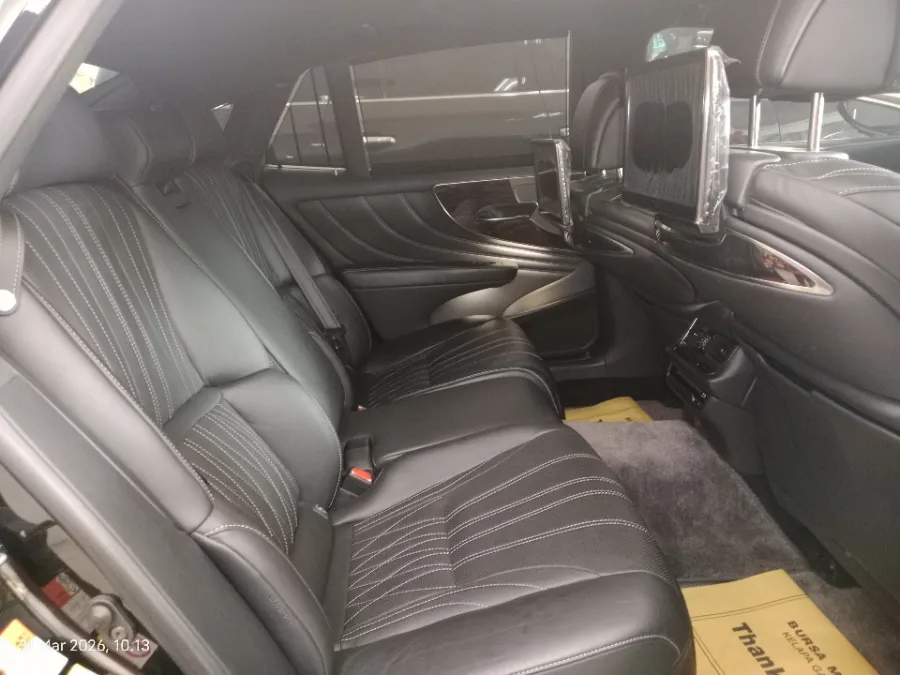Foto Mobil Bekas Kabin Belakang Lexus LS 500 3.4 Executive tahun 2018