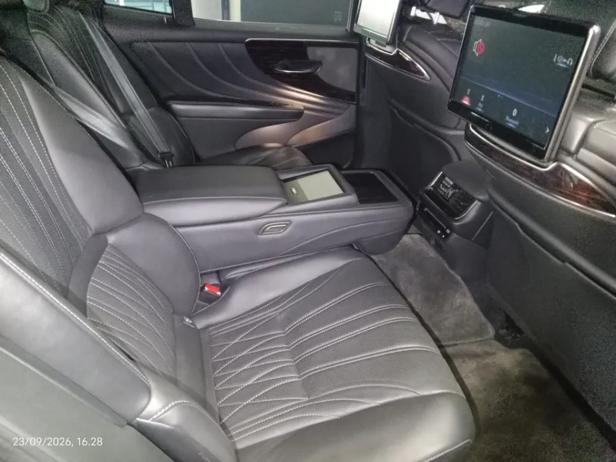 Foto Mobil Bekas Kabin Belakang Lexus LS 500 3.4 Executive tahun 2018