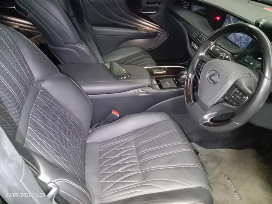 Foto Mobil Bekas Kabin Depan Lexus LS 500 3.4 Executive tahun 2018