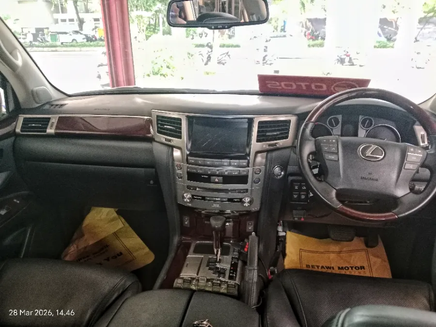 Foto Mobil Bekas Dashboard Lexus LX 570 5.7 tahun 2012