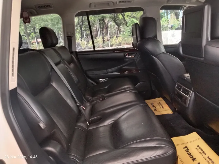 Foto Mobil Bekas Kabin Belakang Lexus LX 570 5.7 tahun 2012