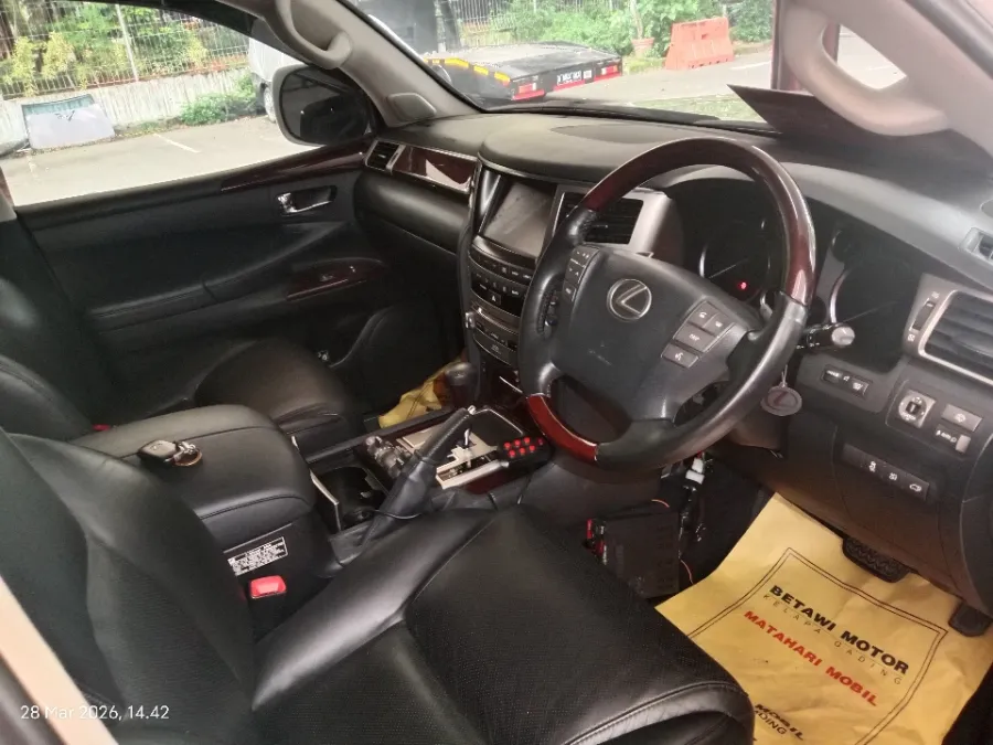 Foto Mobil Bekas Kabin Depan Lexus LX 570 5.7 tahun 2012