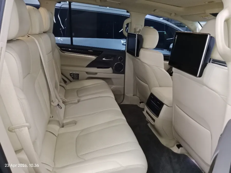 Foto Mobil Bekas Kabin Belakang Lexus LX 570 5.7 tahun 2017