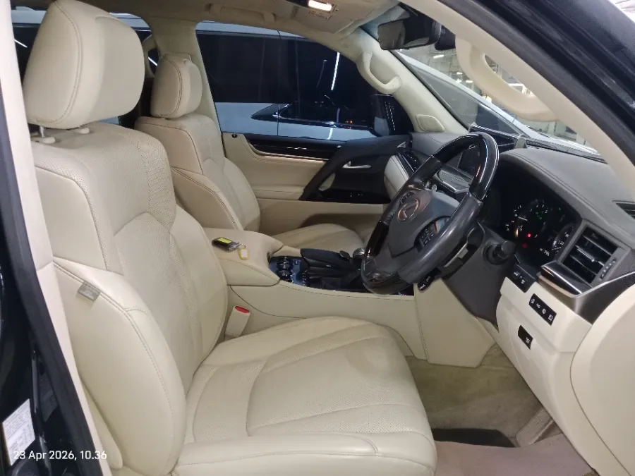 Foto Mobil Bekas Kabin Depan Lexus LX 570 5.7 tahun 2017