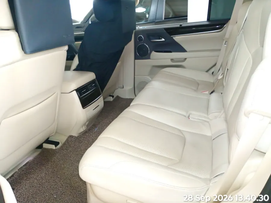 Foto Mobil Bekas Kabin Belakang Lexus LX 570 5.7 tahun 2018