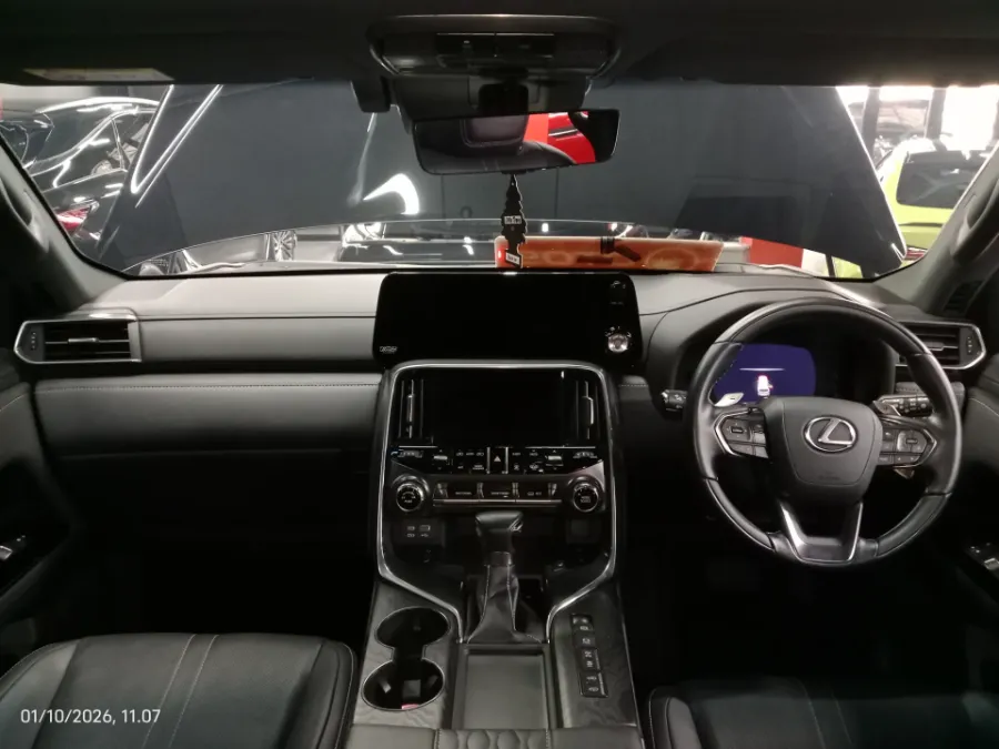 Foto Mobil Bekas Dashboard Lexus LX 600 3.5 tahun 2022