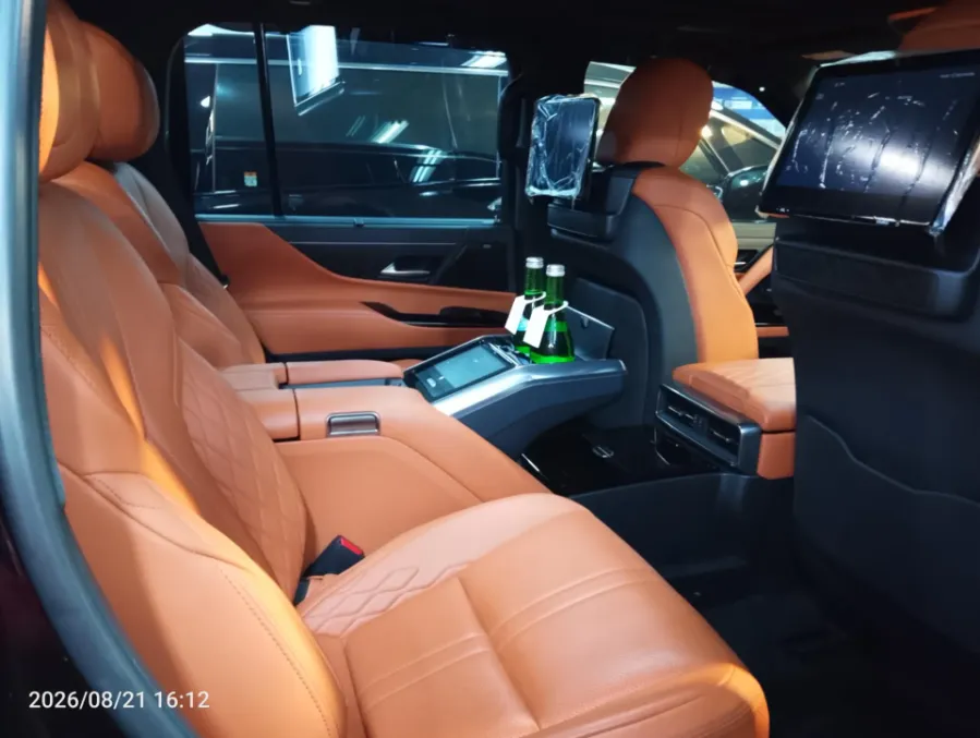 Foto Mobil Bekas Kabin Belakang Lexus LX 600 3.5 tahun 2022