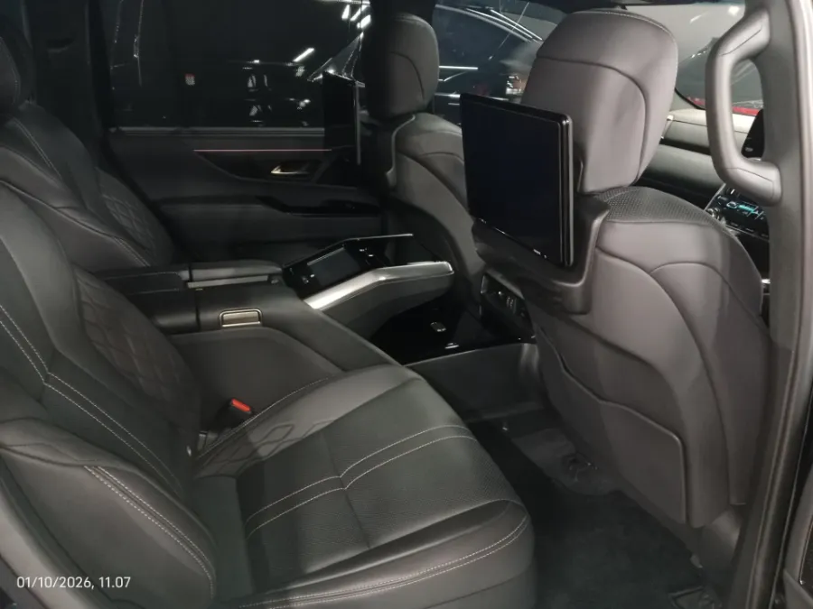 Foto Mobil Bekas Kabin Belakang Lexus LX 600 3.5 tahun 2022