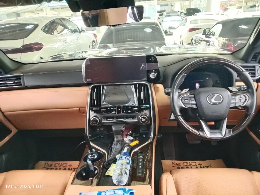 Foto Mobil Bekas Dashboard Lexus LX 600 3.5 tahun 2023