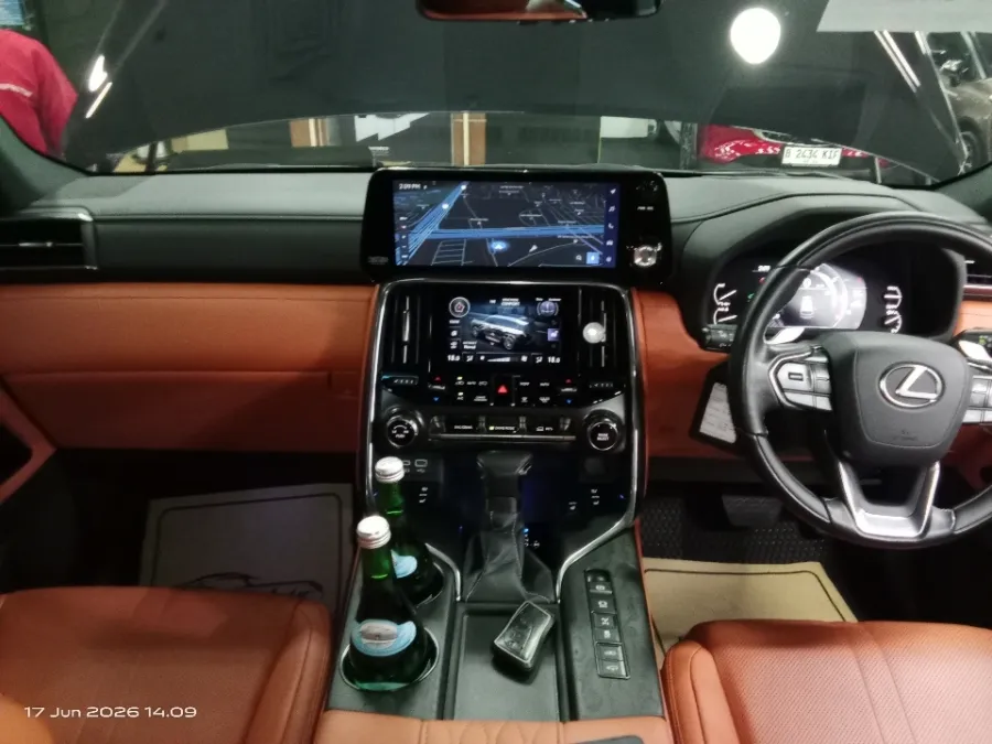 Foto Mobil Bekas Dashboard Lexus LX 600 3.5 tahun 2023