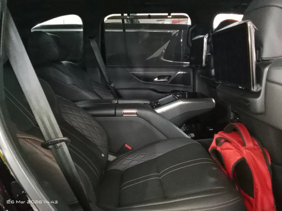Foto Mobil Bekas Kabin Belakang Lexus LX 600 3.5 tahun 2023