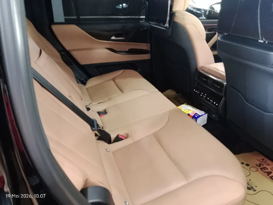 Foto Mobil Bekas Kabin Belakang Lexus LX 600 3.5 tahun 2023