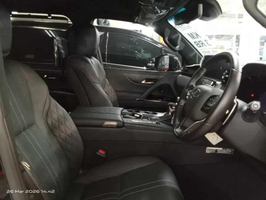 Foto Mobil Bekas Kabin Depan Lexus LX 600 3.5 tahun 2023