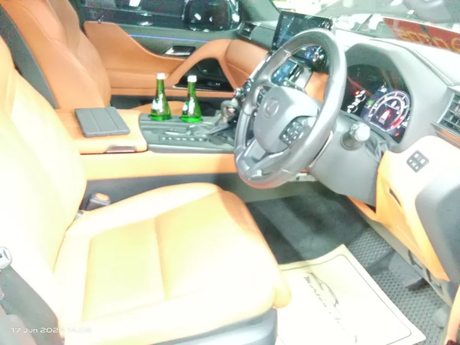 Foto Mobil Bekas Kabin Depan Lexus LX 600 3.5 tahun 2023
