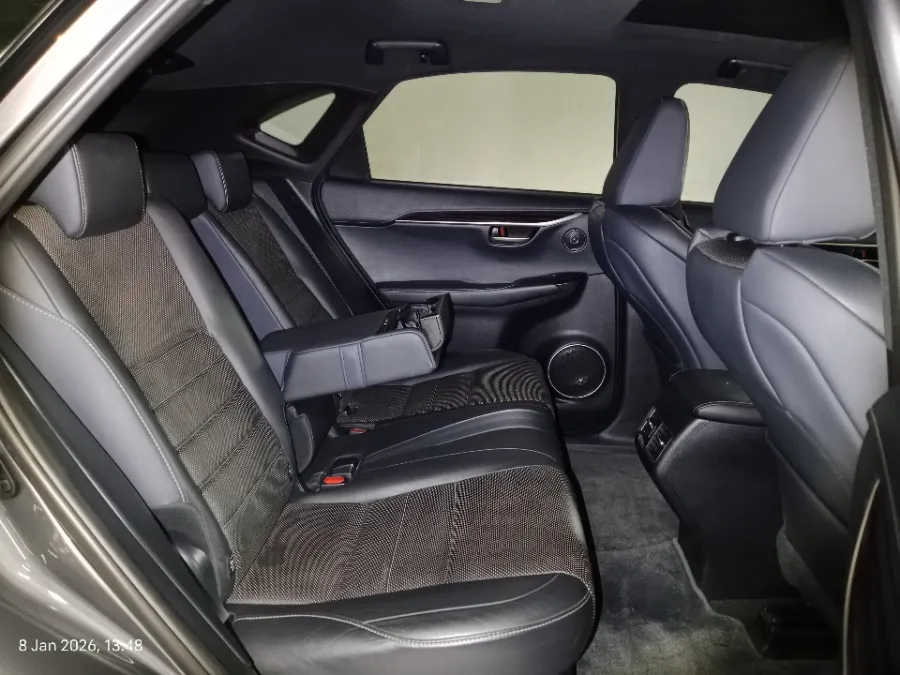 Foto Mobil Bekas Kabin Belakang Lexus NX 200t 2.0 tahun 2015
