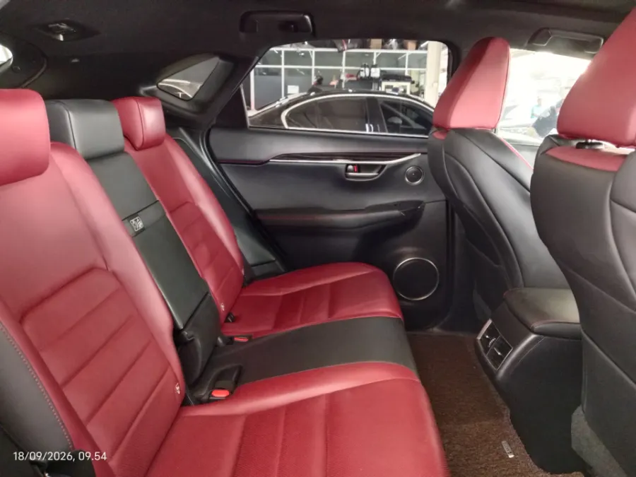 Foto Mobil Bekas Kabin Belakang Lexus NX 200t 2.0 F-Sport tahun 2016