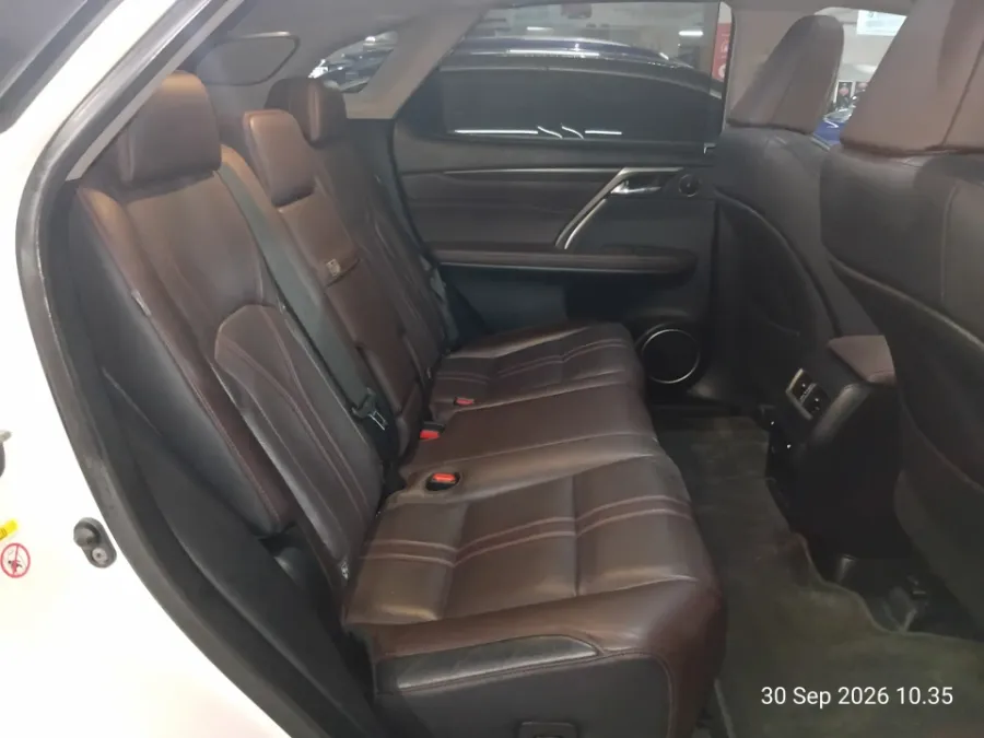 Foto Mobil Bekas Kabin Belakang Lexus NX 200t 2.0 Luxury tahun 2016