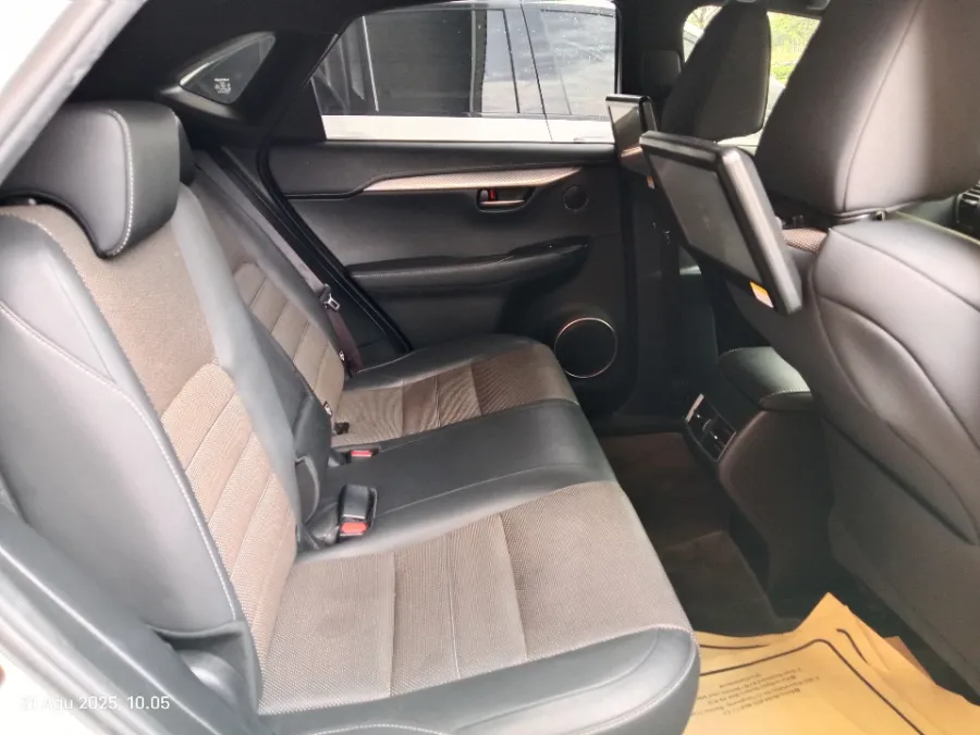 Foto Mobil Bekas Kabin Belakang Lexus NX 300 2.0 F-Sport tahun 2018