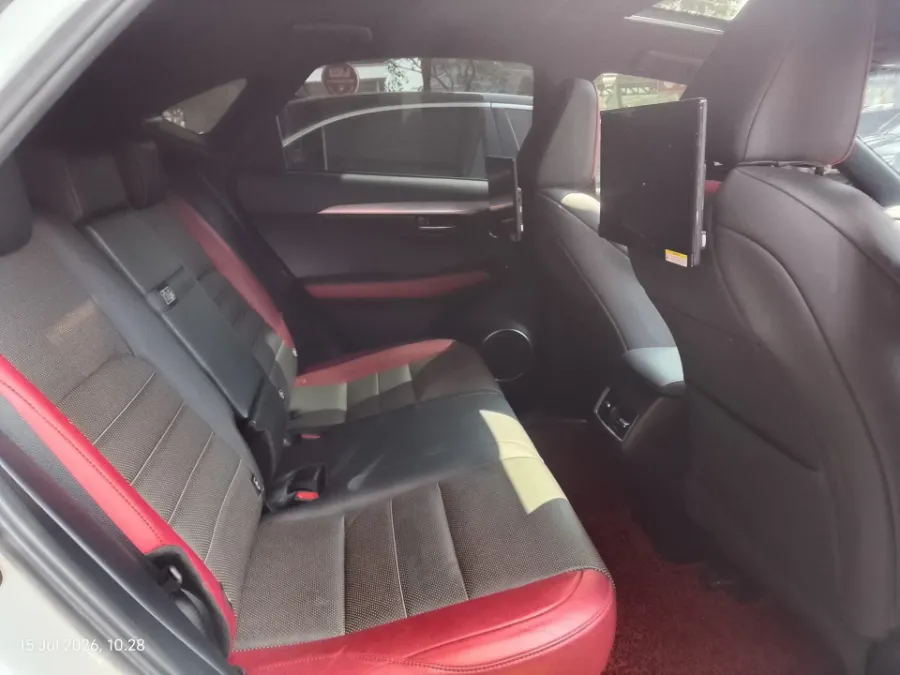 Foto Mobil Bekas Kabin Belakang Lexus NX 300 2.0 F-Sport tahun 2019