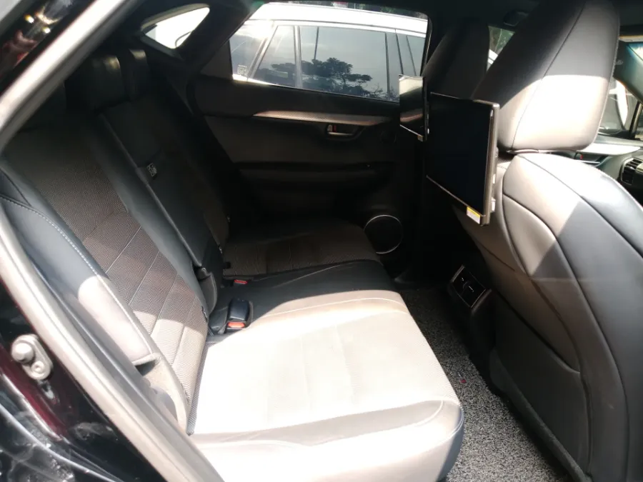 Foto Mobil Bekas Kabin Belakang Lexus NX 300 2.0 F-Sport tahun 2019