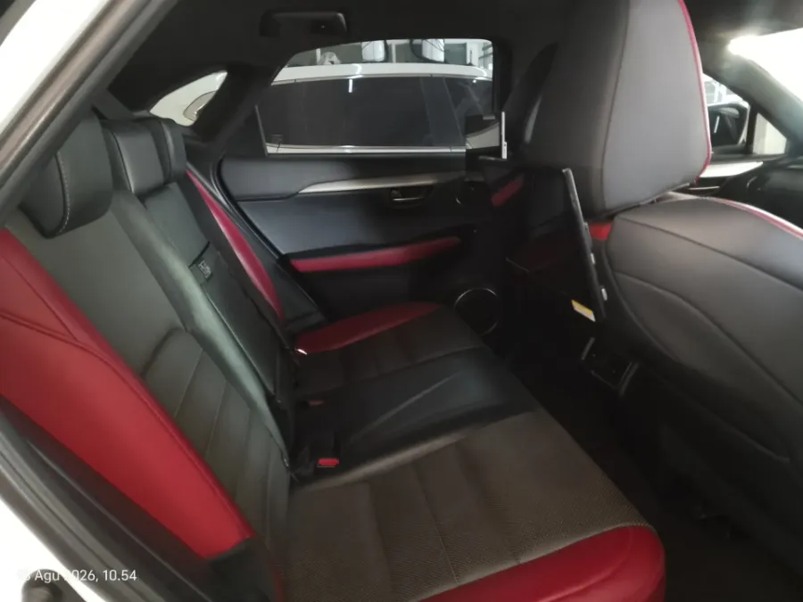 Foto Mobil Bekas Kabin Belakang Lexus NX 300 2.0 F-Sport tahun 2019