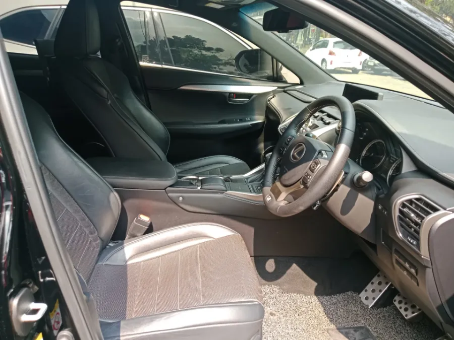 Foto Mobil Bekas Kabin Depan Lexus NX 300 2.0 F-Sport tahun 2019