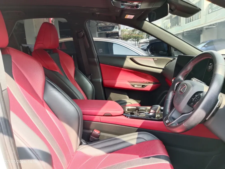 Foto Mobil Bekas Kabin Depan Lexus NX 350 H 2.5 Luxury 4X2 tahun 2023