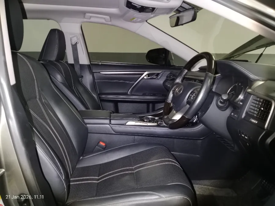Foto Mobil Bekas Kabin Depan Lexus RX 200t 2.0 tahun 2016