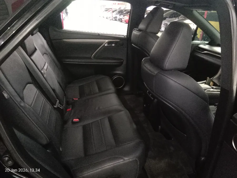 Foto Mobil Bekas Kabin Belakang Lexus RX 200t 2.0 F-Sport tahun 2017
