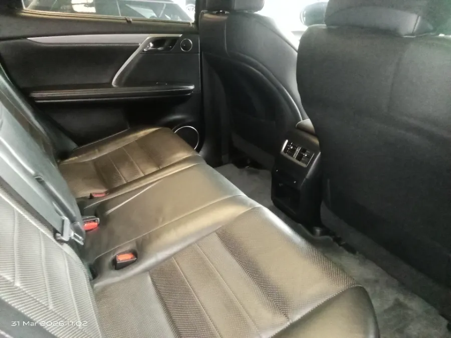 Foto Mobil Bekas Kabin Belakang Lexus RX 200t 2.0 F-Sport tahun 2017