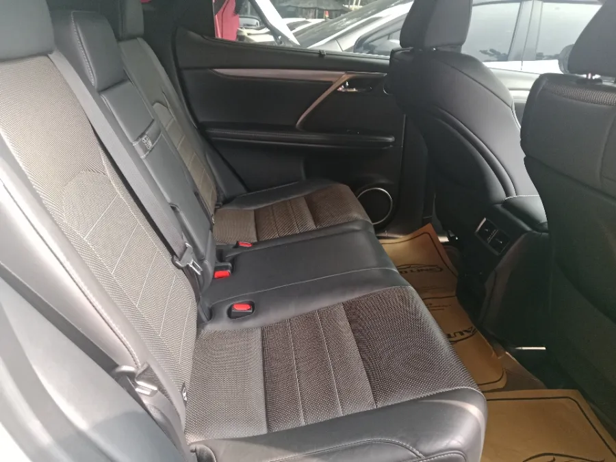 Foto Mobil Bekas Kabin Belakang Lexus RX 200t 2.0 F-Sport tahun 2017