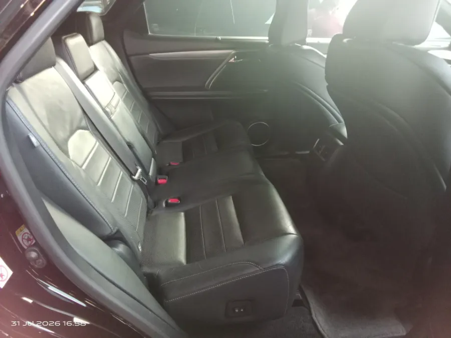 Foto Mobil Bekas Kabin Belakang Lexus RX 200t 2.0 F-Sport tahun 2017