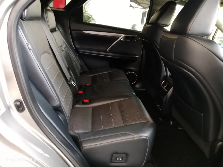 Foto Mobil Bekas Kabin Belakang Lexus RX 200t 2.0 F-Sport tahun 2017