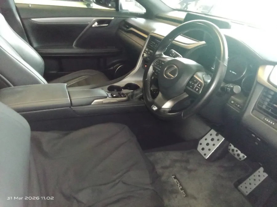 Foto Mobil Bekas Kabin Depan Lexus RX 200t 2.0 F-Sport tahun 2017