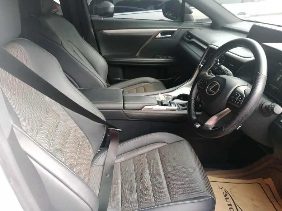 Foto Mobil Bekas Kabin Depan Lexus RX 200t 2.0 F-Sport tahun 2017