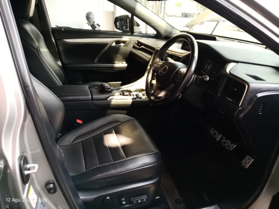 Foto Mobil Bekas Kabin Depan Lexus RX 200t 2.0 F-Sport tahun 2017