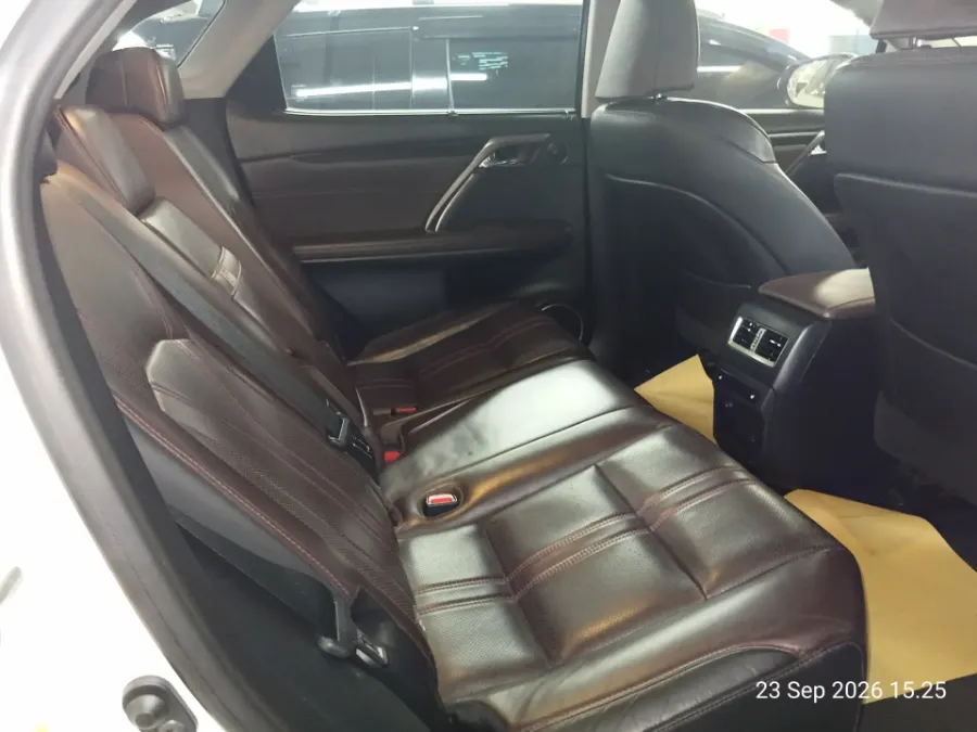 Foto Mobil Bekas Kabin Belakang Lexus RX 200t 2.0 Luxury tahun 2016