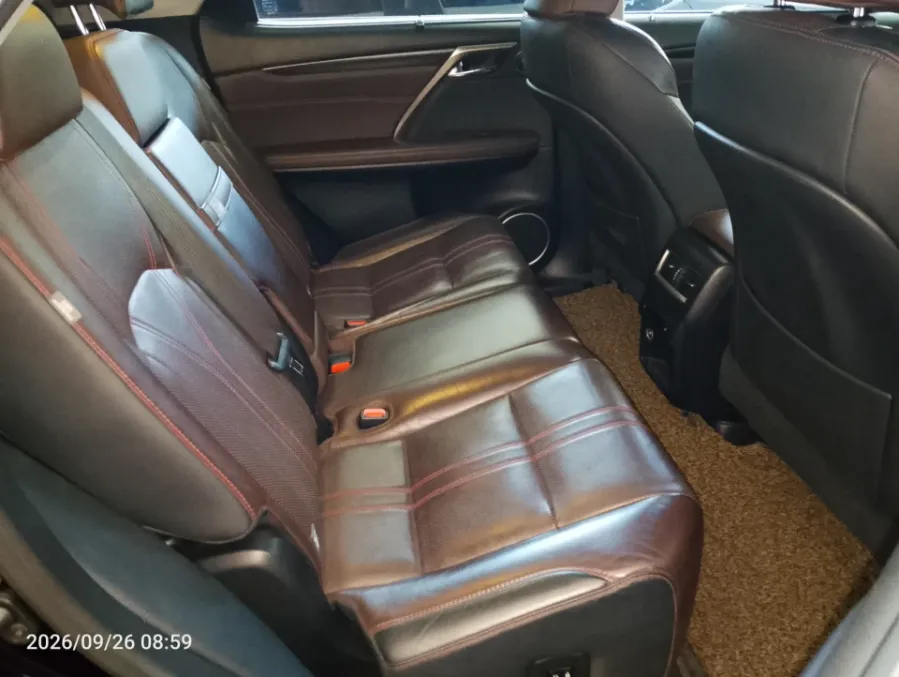 Foto Mobil Bekas Kabin Belakang Lexus RX 200t 2.0 Luxury tahun 2016
