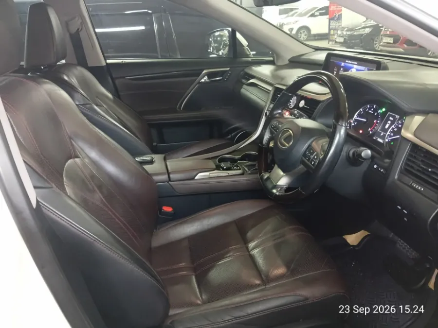 Foto Mobil Bekas Kabin Depan Lexus RX 200t 2.0 Luxury tahun 2016