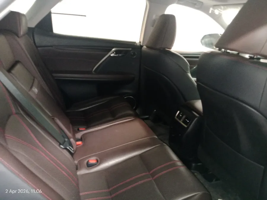Foto Mobil Bekas Kabin Belakang Lexus RX 200t 2.0 Luxury tahun 2017