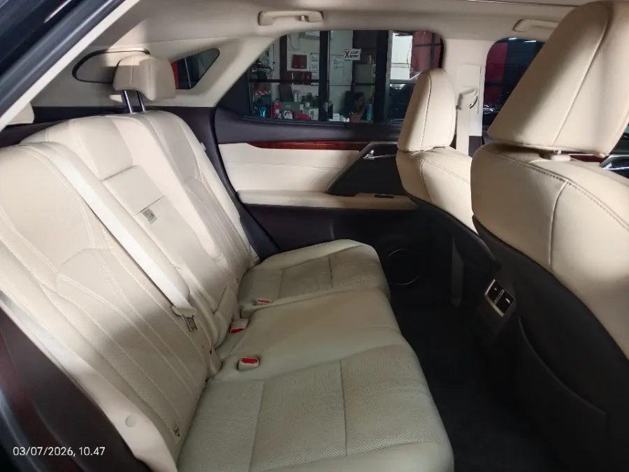 Foto Mobil Bekas Kabin Belakang Lexus RX 200t 2.0 Luxury tahun 2017