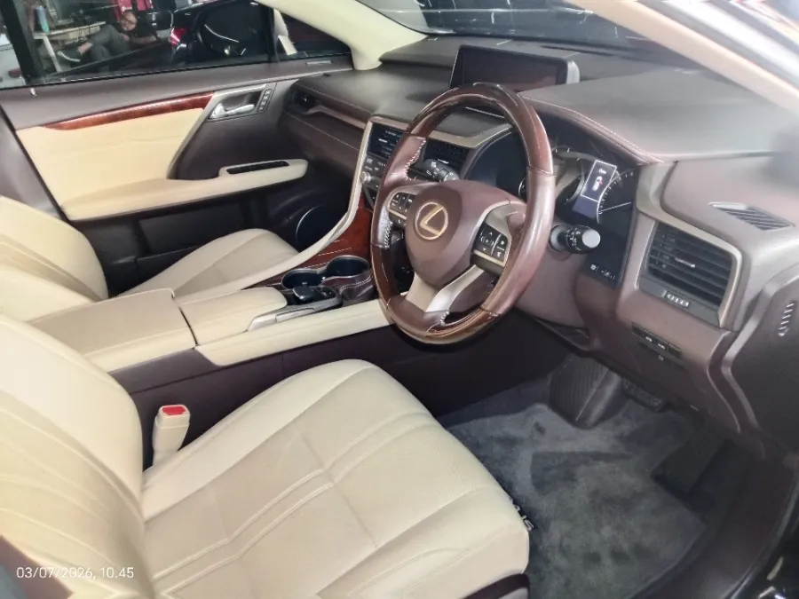 Foto Mobil Bekas Kabin Depan Lexus RX 200t 2.0 Luxury tahun 2017