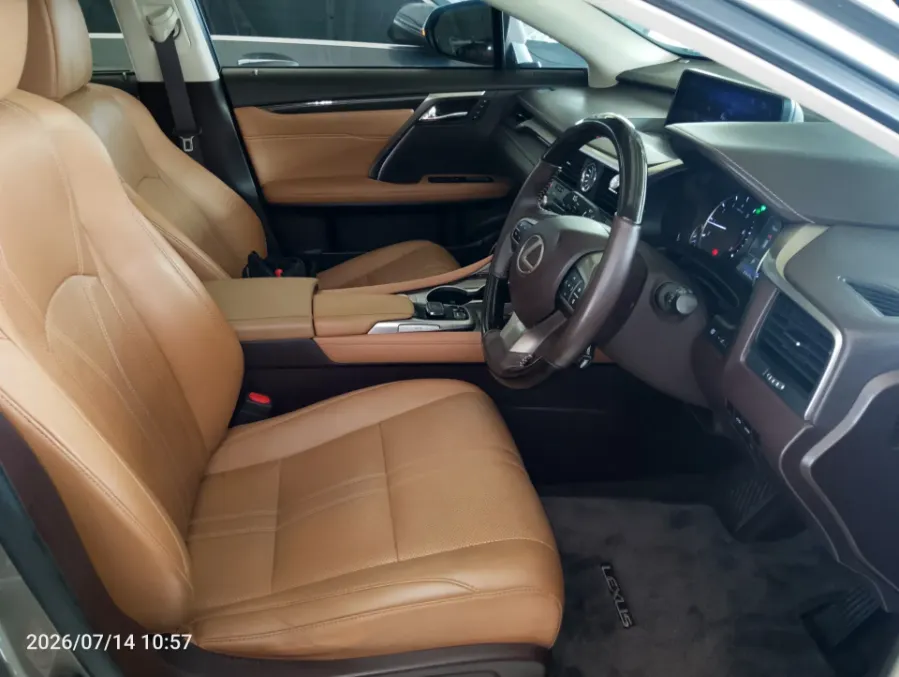 Foto Mobil Bekas Kabin Depan Lexus RX 200t 2.0 Luxury tahun 2017