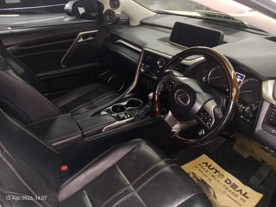 Foto Mobil Bekas Kabin Depan Lexus RX 200t 2.0 Luxury tahun 2017