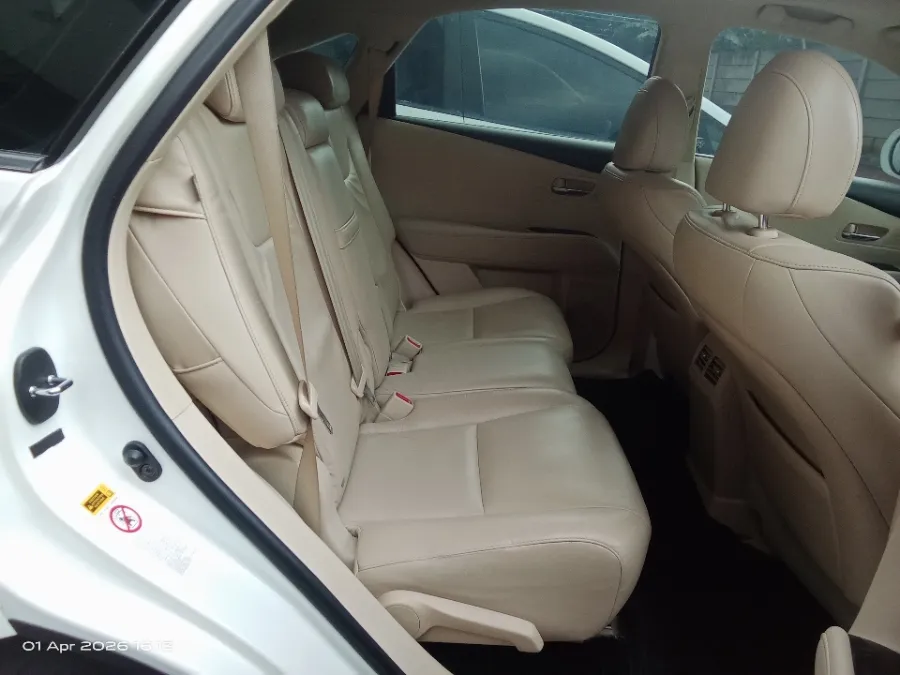 Foto Mobil Bekas Kabin Belakang Lexus RX 270 2.7 tahun 2011