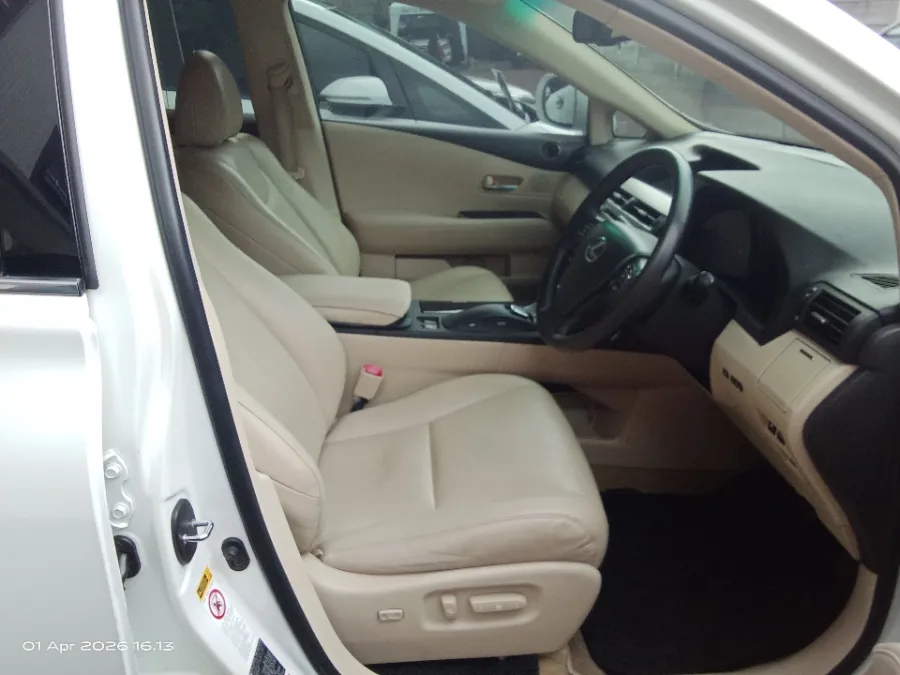 Foto Mobil Bekas Kabin Depan Lexus RX 270 2.7 tahun 2011