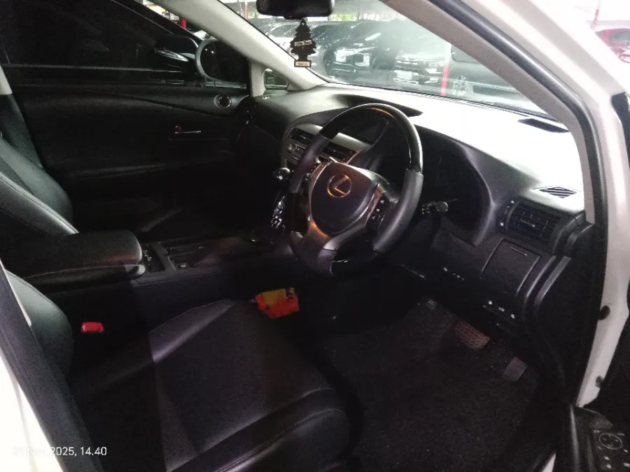 Foto Mobil Bekas Kabin Depan Lexus RX 270 2.7 tahun 2012