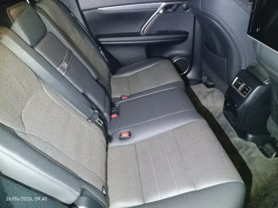 Foto Mobil Bekas Kabin Belakang Lexus RX 300 2.0 tahun 2019