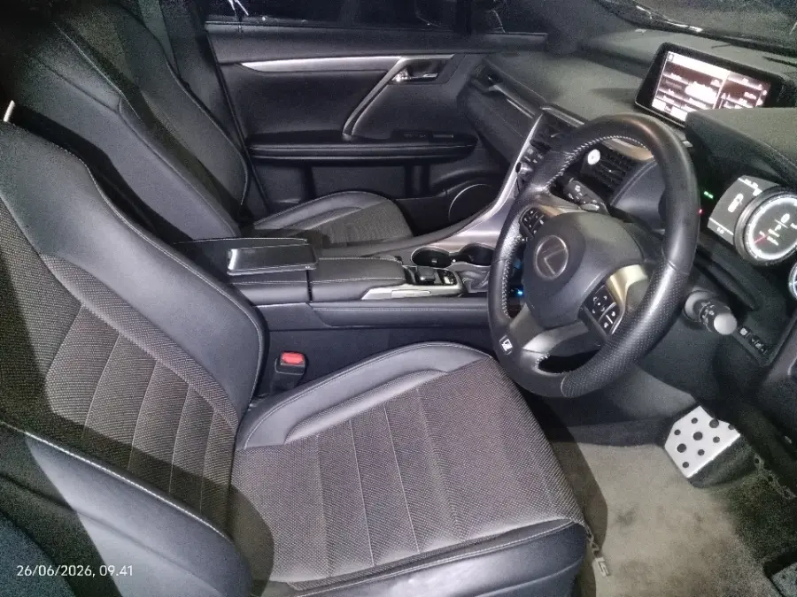 Foto Mobil Bekas Kabin Depan Lexus RX 300 2.0 tahun 2019